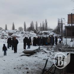 Протесувальники зламали ворота м’ясокомбінату та хазяйнують на території Протесувальники зламали ворота м’ясокомбінату та хазяйнують на території