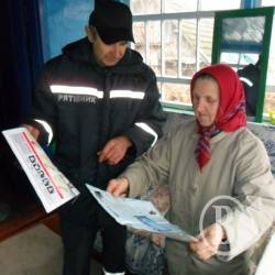 Рятувальники інформують населення про небезпеку вогню та терористів Рятувальники інформують населення про небезпеку вогню та терористів
