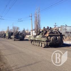 Українські військові покидають Дебальцеве Українські військові покидають Дебальцеве