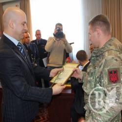 Активісти Самооборони Майдану отримали грамоти за плідну співпрацю з міліцією Активісти Самооборони Майдану отримали грамоти за плідну співпрацю з міліцією
