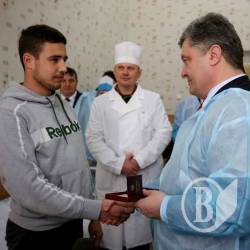 Порошенко вручив медалі та годинники пораненим у Чернігівському госпіталі Порошенко вручив медалі та годинники пораненим у Чернігівському госпіталі