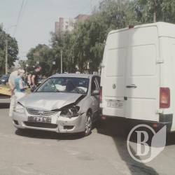 На місці відкриття велодоріжки трапилося ДТП — не розминулися фургон і легковик