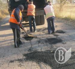 Дороги Чернігівщини посилено латають перед зимою. Де і як. Дороги Чернігівщини посилено латають перед зимою. Де і як.