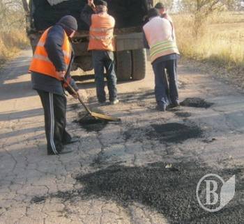 Дороги Чернігівщини посилено латають перед зимою. Де і як. Дороги Чернігівщини посилено латають перед зимою. Де і як.