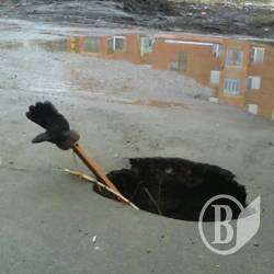 В Чернігові рятувальники підняли чоловіка, який провалився у яму В Чернігові рятувальники підняли чоловіка, який провалився у яму