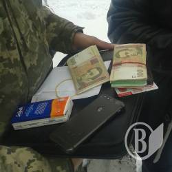 На Чернігівщині СБУ затримала військових, які вимагали відкат у підприємця На Чернігівщині СБУ затримала військових, які вимагали відкат у підприємця