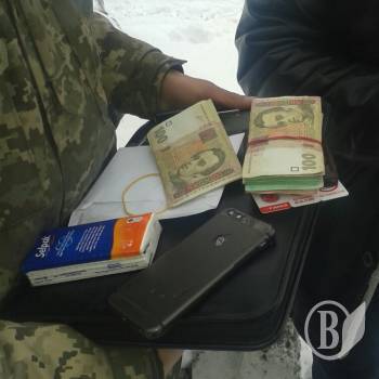 На Чернігівщині СБУ затримала військових, які вимагали відкат у підприємця На Чернігівщині СБУ затримала військових, які вимагали відкат у підприємця