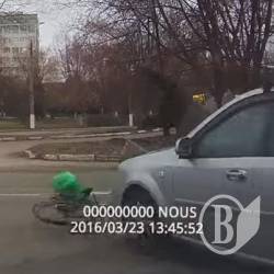 Водій збив велосипедиста у Чернігові, – відеозапис реєстратора Водій збив велосипедиста у Чернігові, – відеозапис реєстратора