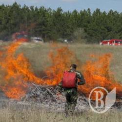 Неподалік Чернігова довелося гасити гектар сухої трави Неподалік Чернігова довелося гасити гектар сухої трави