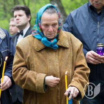 На братську могилу до батька… На братську могилу до батька…