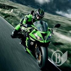 Мотоцикліст на Kawasaki в’їхав у фуру Мотоцикліст на Kawasaki в’їхав у фуру