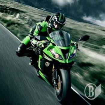 Мотоцикліст на Kawasaki в’їхав у фуру Мотоцикліст на Kawasaki в’їхав у фуру