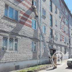 Рятувальники увійшли крізь вікно й відчинили квартиру 80-літньої бабусі Рятувальники увійшли крізь вікно й відчинили квартиру 80-літньої бабусі