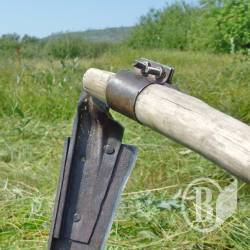 Поліцейські викосили город, щоб знайти знаряддя вбивства Поліцейські викосили город, щоб знайти знаряддя вбивства