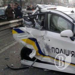 П’яний на мопеді в’їхав у поліцейський Toyota Prius П’яний на мопеді в’їхав у поліцейський Toyota Prius