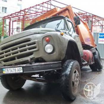 Сміттєвоз застряг… у новому асфальті. ФотоФакт Сміттєвоз застряг… у новому асфальті. ФотоФакт