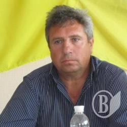 Коровам Ткаченко светят такие же лампочки, которые раздавали его избирателям Коровам Ткаченко светят такие же лампочки, которые раздавали его избирателям