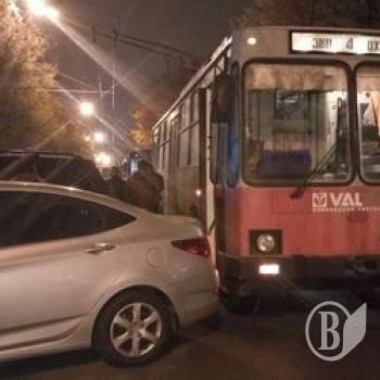Виїхала з парковки прямо в тролейбус. ФотоФакт Виїхала з парковки прямо в тролейбус. ФотоФакт
