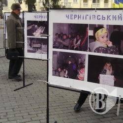 «Лід і вогонь Майдану»: триває кінопоказ, фотовиставка й розпродаж патріотичних сувенірів. Фото