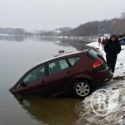 Рятувальники дістали машину з Десни. В ній труп 42-річного чоловіка