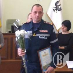 Атрошенко отметил спасателей, которые «разгребали» обваленное общежитие Атрошенко отметил спасателей, которые «разгребали» обваленное общежитие