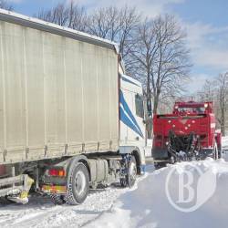Дорогами Чернігівщини можна їздити, але витягати машини зі снігу іноді доводиться