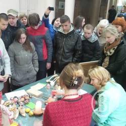 Діти розмальовують писанки, щоб прикрасити Чернігів Діти розмальовують писанки, щоб прикрасити Чернігів
