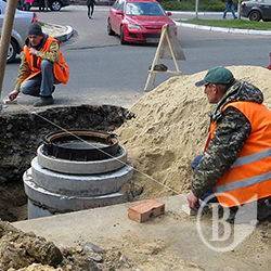Нові люки будуть стирчати над асфальтом, доки Атрошенко не покладе новий шар Нові люки будуть стирчати над асфальтом, доки Атрошенко не покладе новий шар