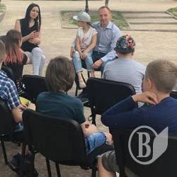 Своєрідний «remake»: зустріч мера з молоддю в сквері Своєрідний «remake»: зустріч мера з молоддю в сквері