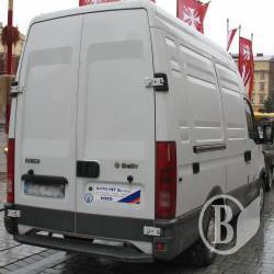 Водій фургона задом наздогнав людину і збив Водій фургона задом наздогнав людину і збив