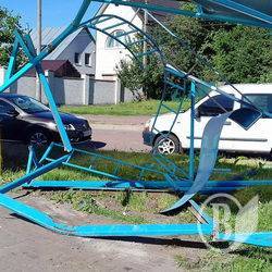 Хтось уночі протаранив автобусну зупинку
