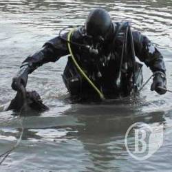 Водолази знайшли торби сміття для поліцейських Водолази знайшли торби сміття для поліцейських
