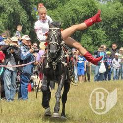 Фотомиттєвості виступу кінного театру на фестивалі вікінгів