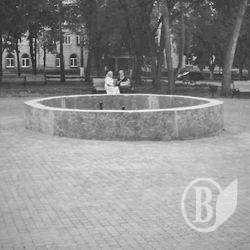Бетонне одоробло замість чаші фонтану «зваяли» у сквері Хмельницького Бетонне одоробло замість чаші фонтану «зваяли» у сквері Хмельницького