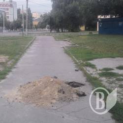 Зупинку втулять впоперк тротуару? Зупинку втулять впоперк тротуару?
