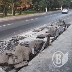 Вже розрито покладений днями асфальт Вже розрито покладений днями асфальт