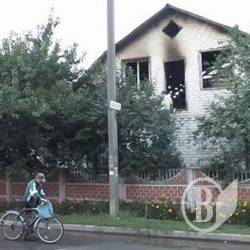Червоний півень вирвався з літньої кухні… Червоний півень вирвався з літньої кухні…