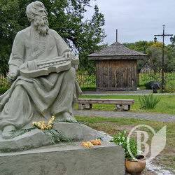 Пам’ятник Лірнику поставили… на тлі клозету