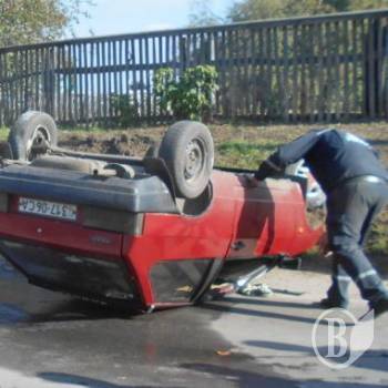 Молодий водій примудрився перекинути «зубило» на дах Молодий водій примудрився перекинути «зубило» на дах
