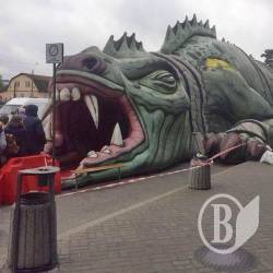 Ящер зібрав чималу чергу бажаючих залізти в пащу