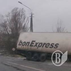 На київській трасі – биті авто, «складені» фури та інші наслідки ожеледиці На київській трасі – биті авто, «складені» фури та інші наслідки ожеледиці