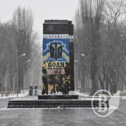 Виконком Чернігова вирішив знести порожній постамент статуї Леніна Виконком Чернігова вирішив знести порожній постамент статуї Леніна