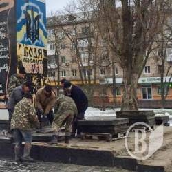 Триває демонтаж постаменту статуї Леніна Триває демонтаж постаменту статуї Леніна