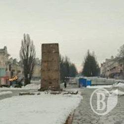 А він все стоїть, як тумба на морозі А він все стоїть, як тумба на морозі