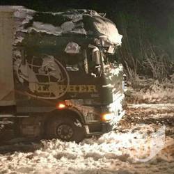 Рятувальники витягають транспорт зі снігу Рятувальники витягають транспорт зі снігу
