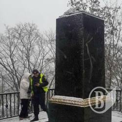 Вкрадено погруддя Коцюбинського з його могили в Чернігові Вкрадено погруддя Коцюбинського з його могили в Чернігові