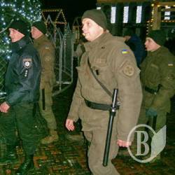На вулицях дебошу не було. Ходили чоловічки з кийками На вулицях дебошу не було. Ходили чоловічки з кийками