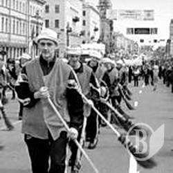Прибирайте самі в під’їзді та дворі: квартплата менша, а розуміння життя – більше Прибирайте самі в під’їзді та дворі: квартплата менша, а розуміння життя – більше