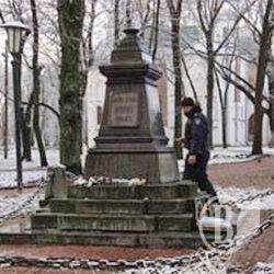 Встановлено особи крадіїв погрудь Коцюбинського й Пушкіна