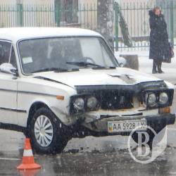 Один старий ВАЗ вдарив у корму іншого в центрі Чернігова Один старий ВАЗ вдарив у корму іншого в центрі Чернігова